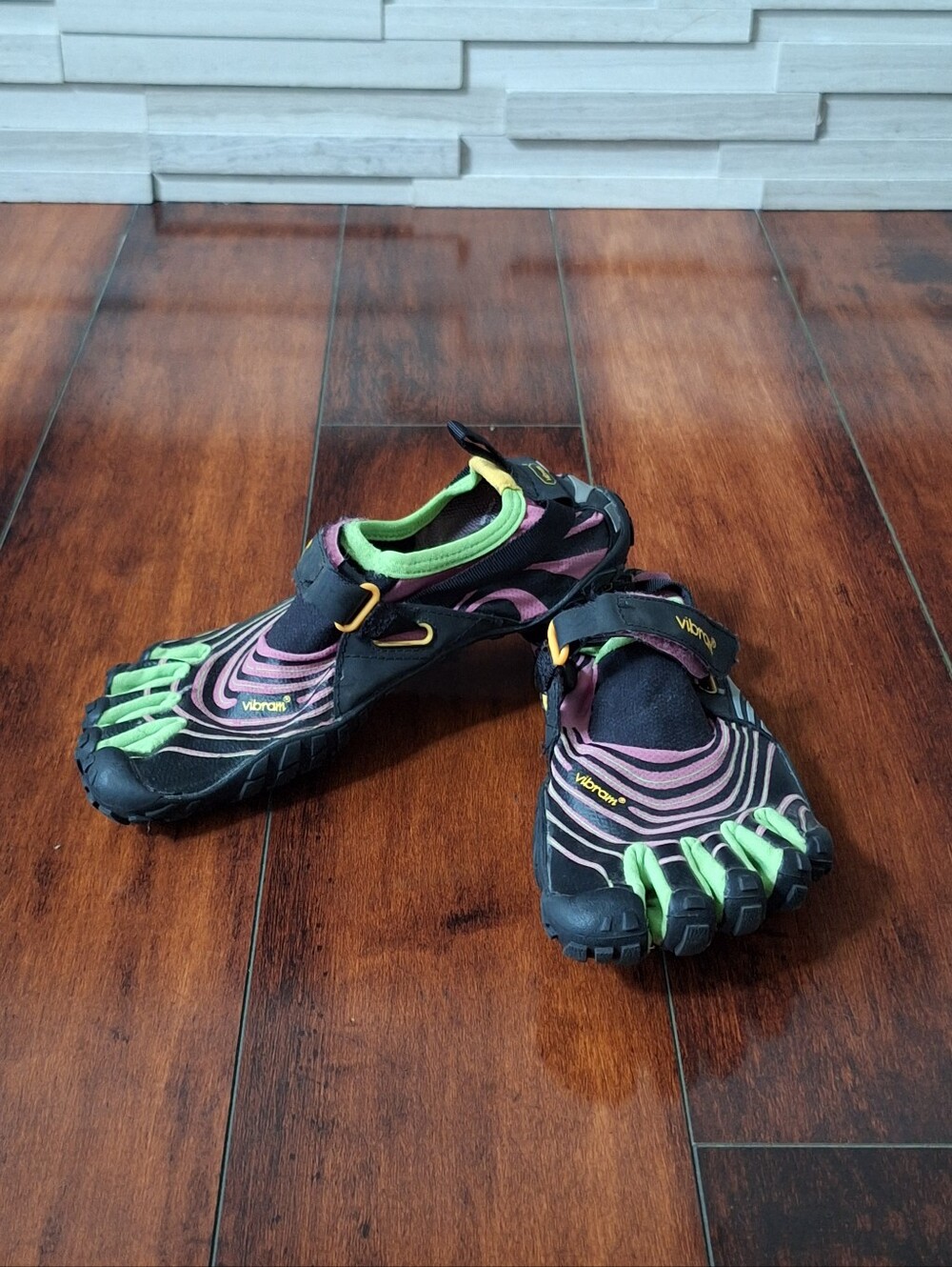 Vibram FiveFingers Minimalist Toe Shoes Women’s Size 6 Black Pink Athletic